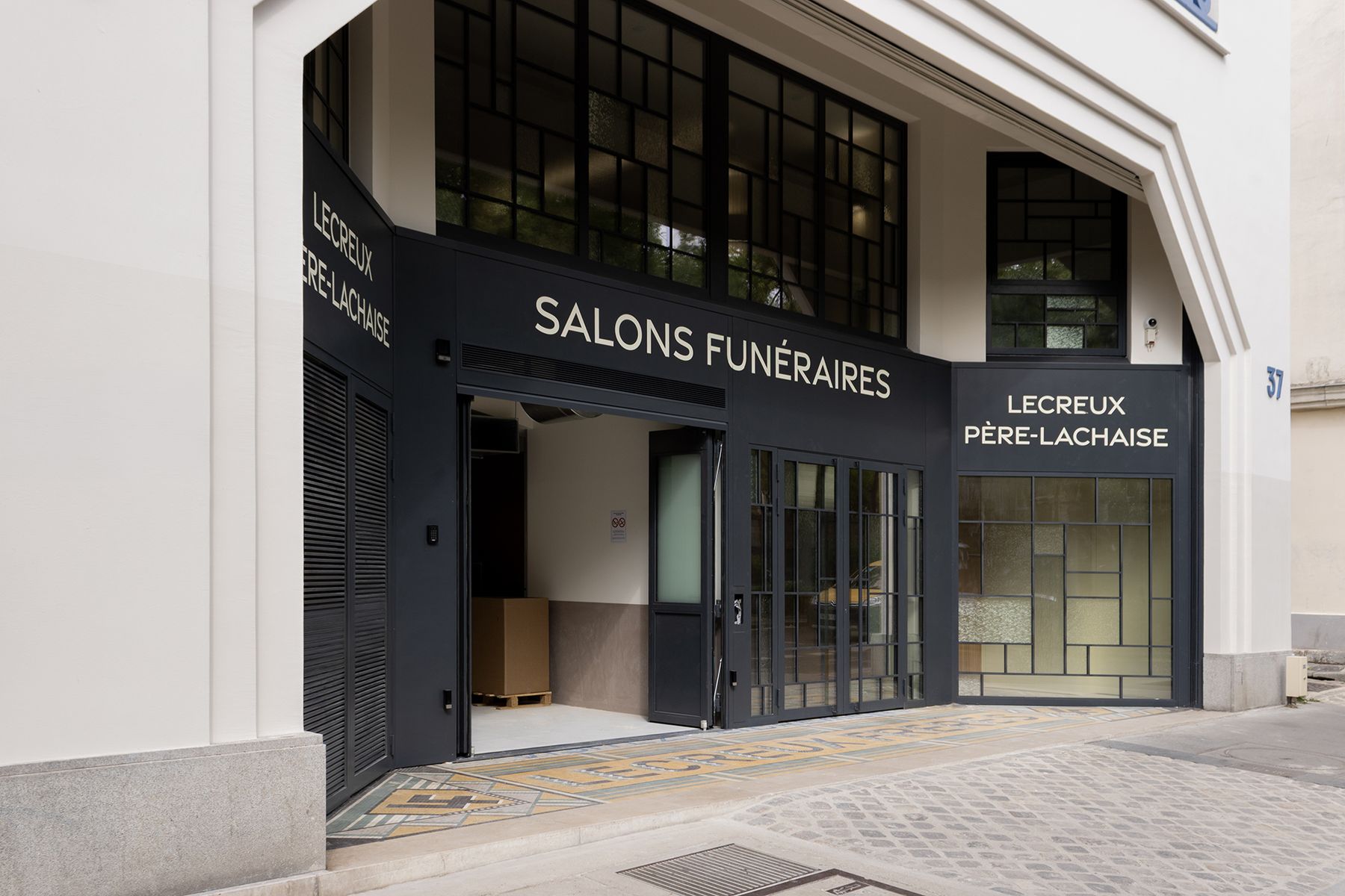 Façade Art déco restaurée des Salons Funéraires Lecreux, boulevard de Ménilmontant